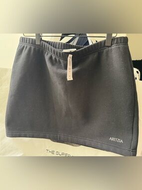 Medium BNWT Aritzia black Perfect Micro Sweatfleece skirt